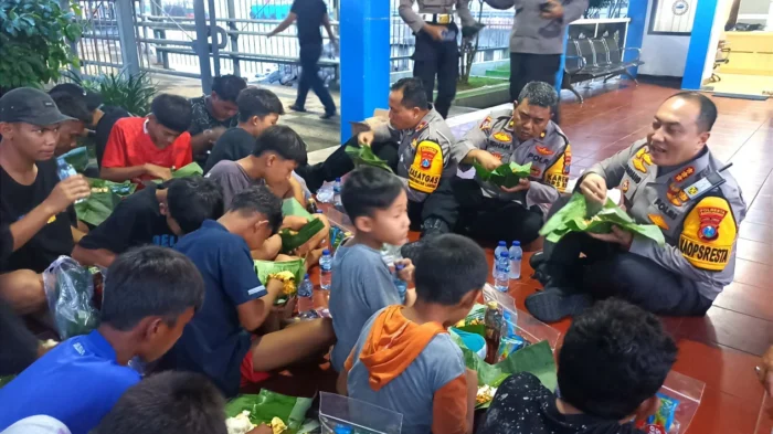 Bersahaja, Kapolresta Banyuwangi Lesehan Bersama Anak Logam Pelabuhan Ketapang