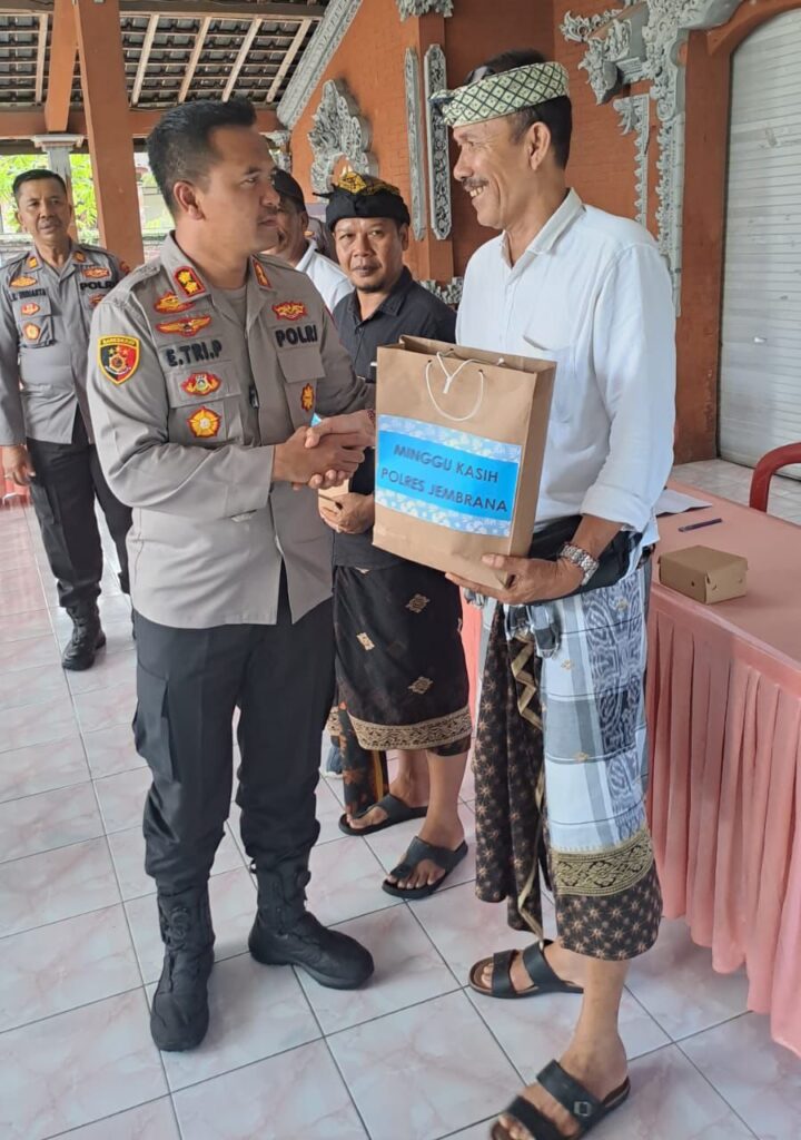 Minggu Kasih, Kapolres Jembrana Beri Bingkisan  Tokoh Masyarakat Batuagung