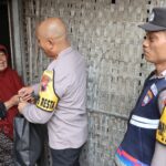 Blusukan Door To Door, Kapolresta Pati Bagi Bansos Kepada Warga