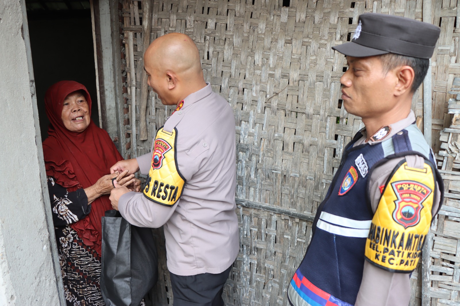 Blusukan Door To Door, Kapolresta Pati Bagi Bansos Kepada Warga