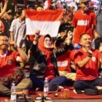 Bupati Lesehan Bersama Ribuan Warga Saat Nobar Timnas Indonesia Di