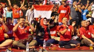 Meriahnya Nobar Timnas Indonesia di Simpang Lima Sukoharjo, Bupati Lesehan Bersama Ribuan Warga