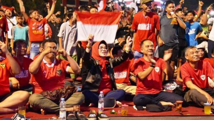 Bupati Lesehan Bersama Ribuan Warga Saat Nobar Timnas Indonesia Di