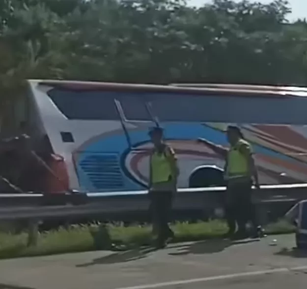 Bus rosalia kecelakaan, lalu lintas di tol semarang batang tetap lancar