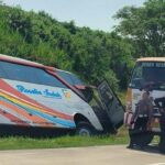 Bus Rosalia Kecelakaan Masuk Parit, Lalu Lintas Di Tol Semarang Batang