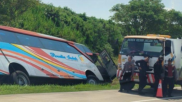 Bus Rosalia Kecelakaan Masuk Parit, Lalu Lintas Di Tol Semarang Batang