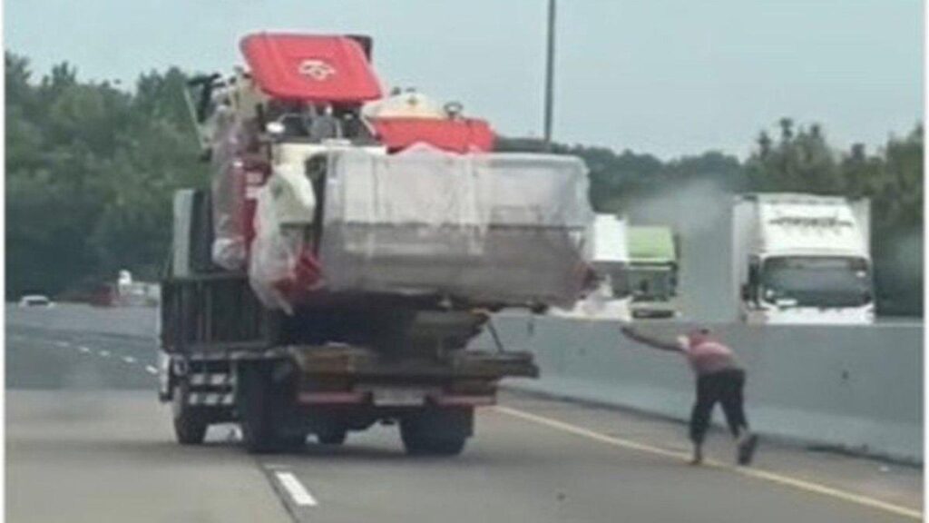 Detik-Detik, Sopir Kejar Truk Melaju Tak Terkendali di Tol Kalikangkung Semarang