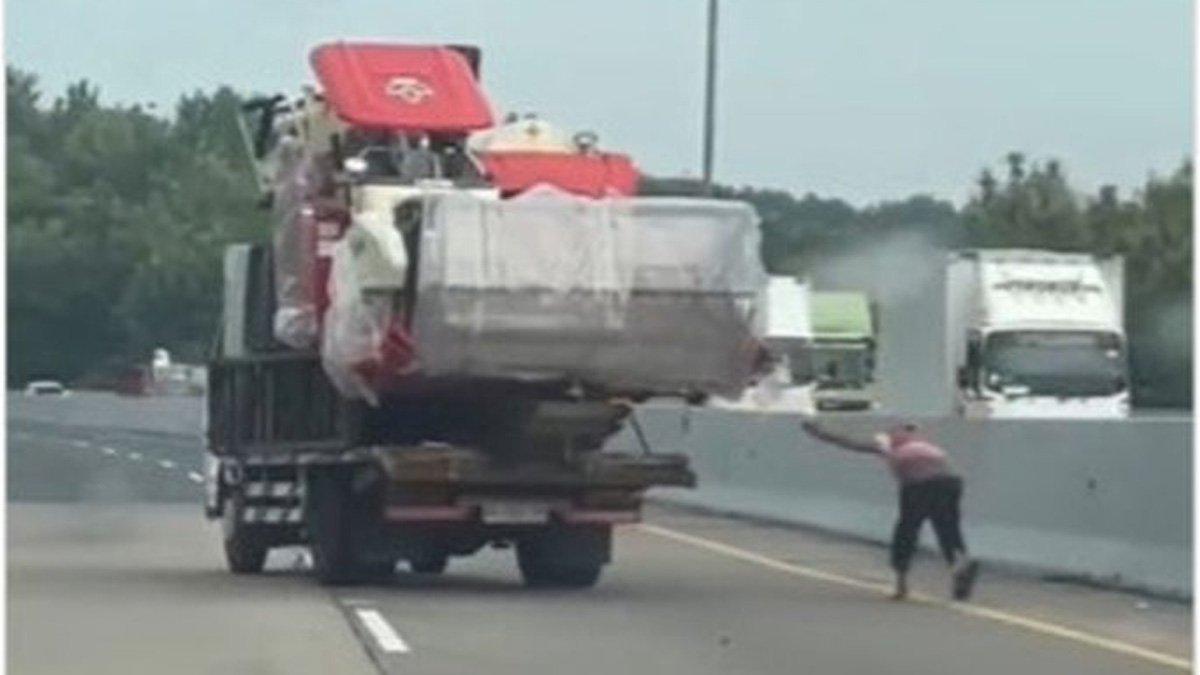 Detik Detik, Sopir Kejar Truk Melaju Tak Terkendali Di Tol Kalikangkung