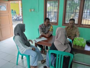 Bincang Dengan Perangkat Desa, Bhabinkamtibmas Polsek Rembang Kota Serap Informasi Kamtibmas