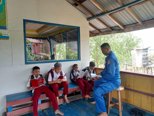 Ditpolairud Polda Kalteng Beri Layanan Pondok Baca Untuk Anak Anak Bantaran