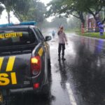 Evakuasi Kilat: Polsek Pati Dan Relawan Bpbd Bersihkan Jalan Raya