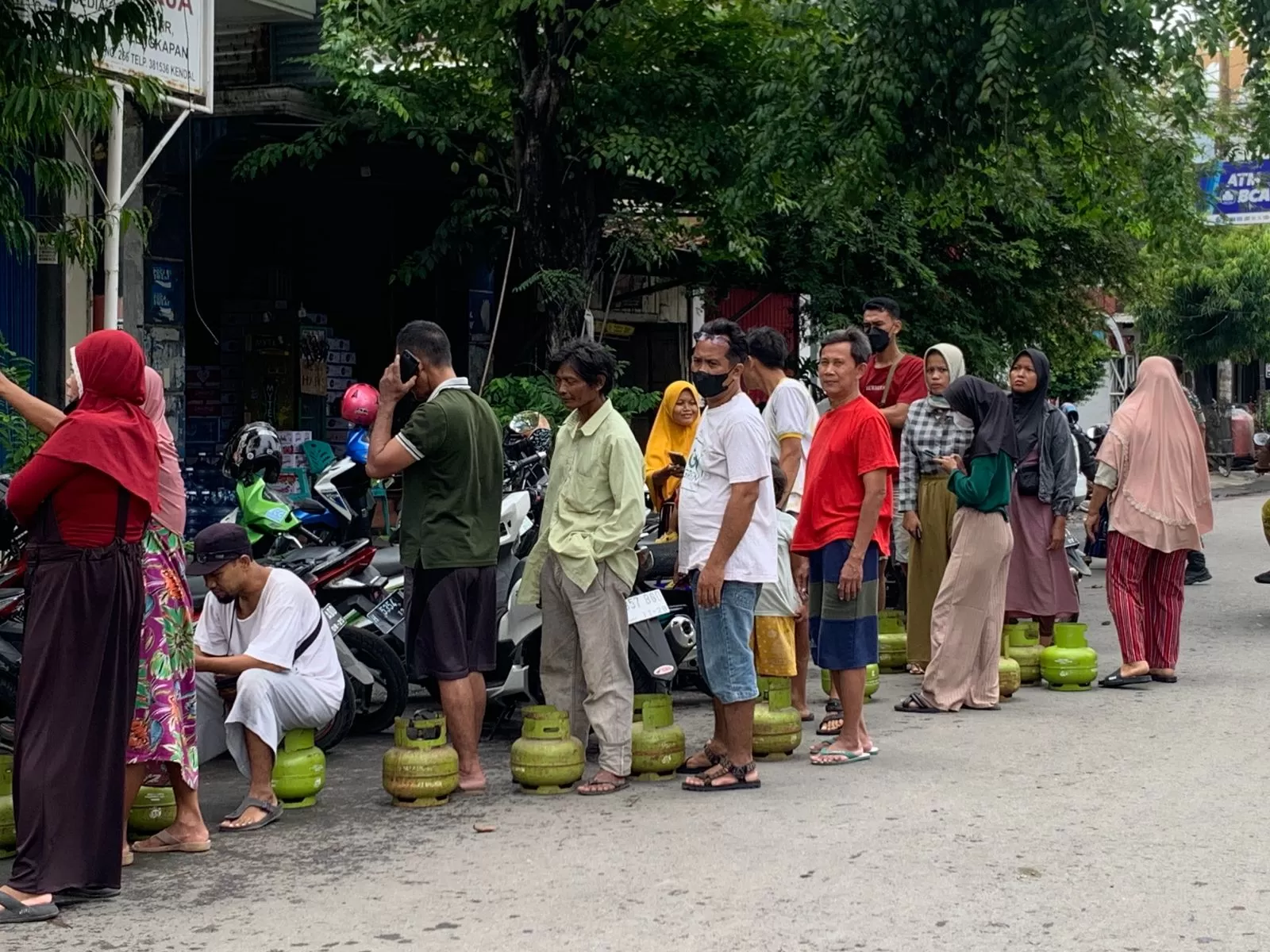 Gas Melon Langka! Ratusan Warga Kendal Rela Antre Berjam Jam Demi