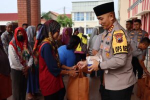 Polresta Pati Berbagi Kebahagiaan Jelang Idul Fitri Dengan Warga yang Kurang Mampu