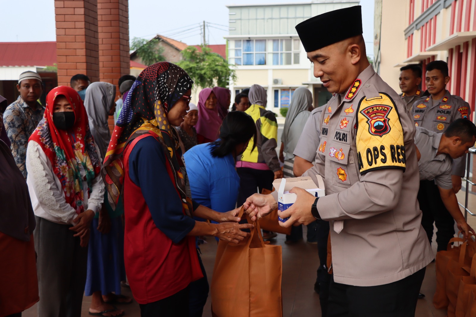 Gelar Baksos, Polresta Pati Berbagi Kebahagiaan Dengan Warga Jelang Idul