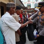 Gelar Bansos Ke Warga Gabus, Kapolresta Pati Bagikan Paket Sembako