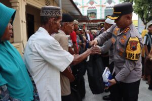 Gelar Bansos ke Warga Gabus, Kapolresta Pati Bagikan Paket Sembako dan Uang Santunan