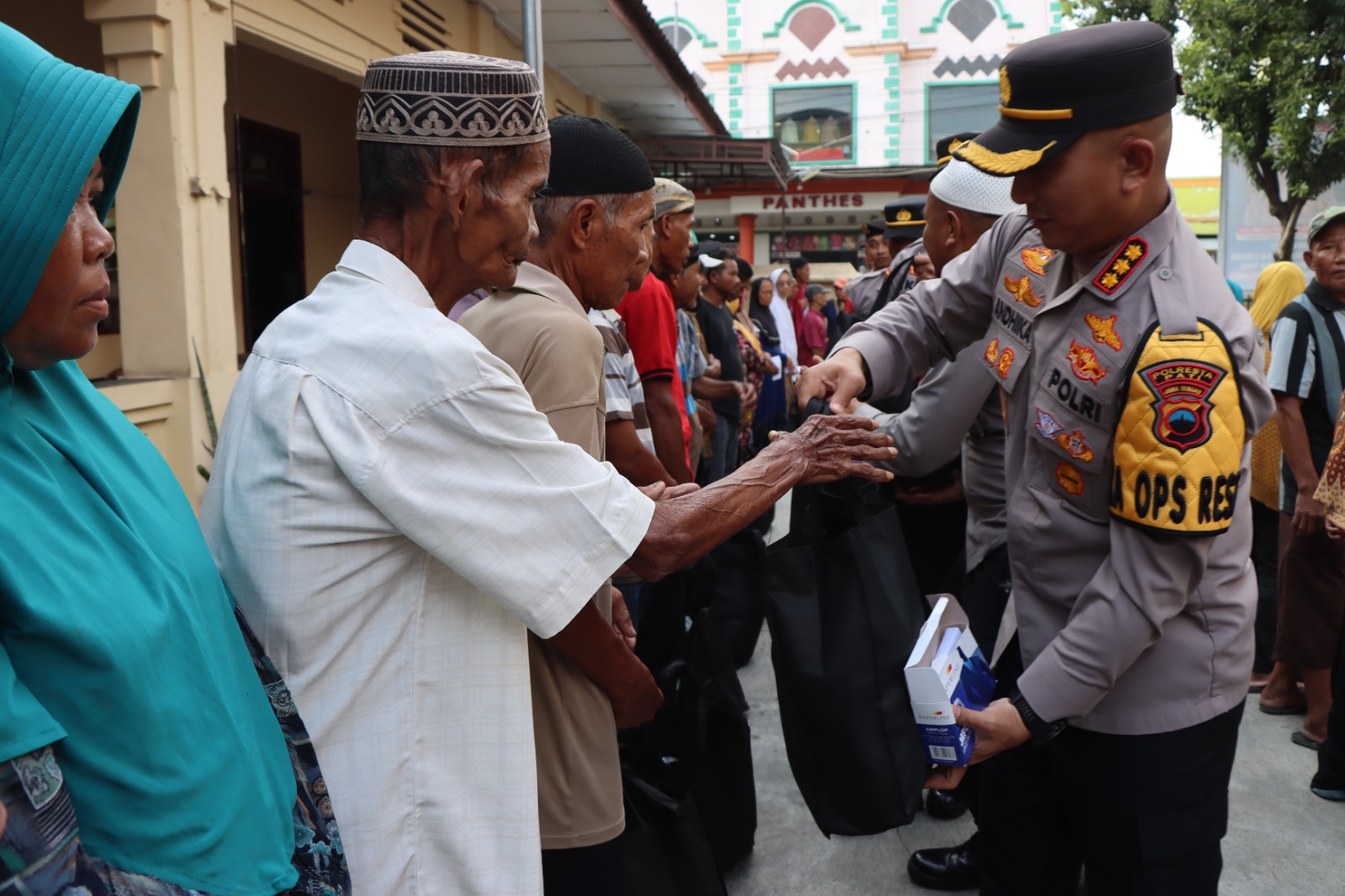 Gelar Bansos Ke Warga Gabus, Kapolresta Pati Bagikan Paket Sembako