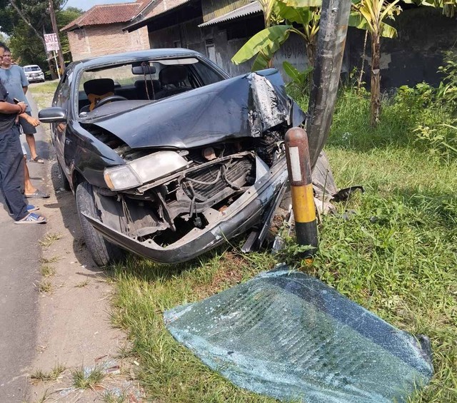 Hindari Motor Pemudik yang Ngebut, Mobil Nabrak Tiang di Cilacap