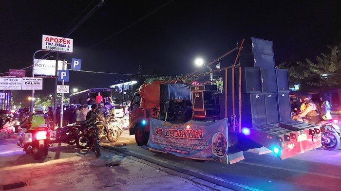 Hentikan Kendaraan Bak Terbuka Di Karanganyar, Polisi Antar Rombongan Takbiran