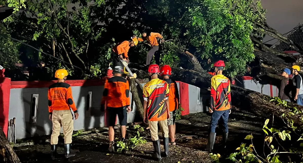 Hujan Deras Disertai Angin Kencang Terjang Tiga Kecamatan Di Sukoharjo