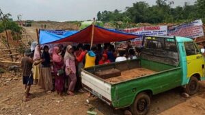 Demo Emak-emak Wangandowo Pekalongan Berlanjut, Sudah 3 Hari Tutup Akses Masuk Pabrik Sepatu