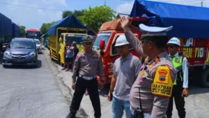 Ini kata Kasat Lantas Soal Truk Parkir Sembarangan Sebabkan Lalu Lintas di Purwodadi-Semarang Tersendat