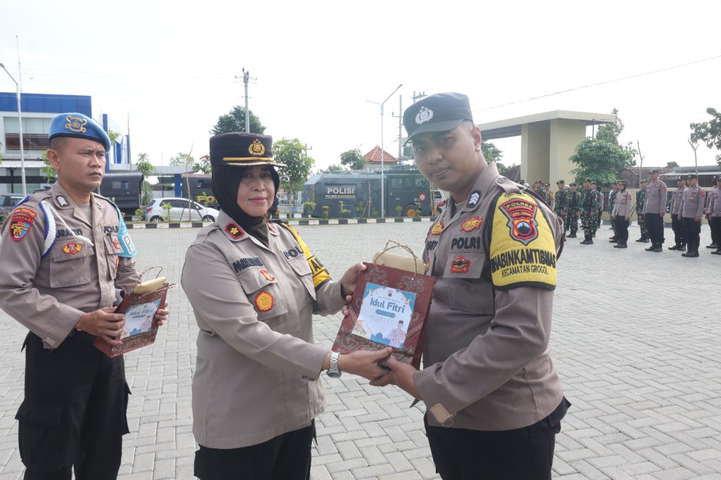 Jelang Lebaran, 167 Bhabinkamtibmas Polres Sukoharjo Menerima Bingkisan