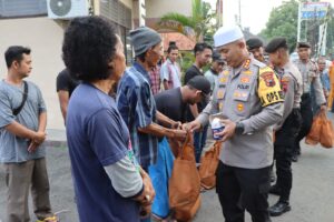 Jelang Lebaran, Kapolresta Pati Bagi Sembako pada Warga Margorejo