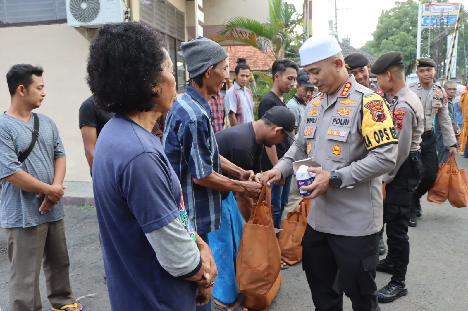 Jelang Lebaran, Kapolresta Pati Bagi Sembako Pada Warga Margorejo