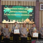 Jelang Lebaran, Personil Polres Humbahas Terima Bingkisan Dari Kapolres