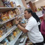 Jelang Lebaran, Petugas Cek Tanggal Kadaluwarsa Makanan Di Swalayan Dan