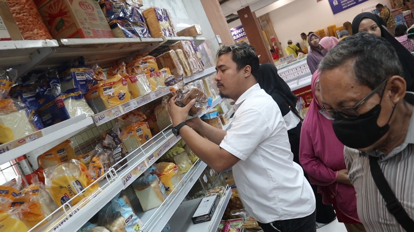 Jelang Lebaran, Petugas Cek Tanggal Kadaluwarsa Makanan Di Swalayan Dan