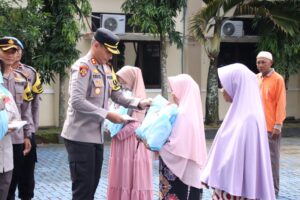 Jelang Idul Fitri 1445 Hijriyah, Polres Banjarnegara Bagi Zakat Fitrah Pada Warga Kurang Mampu