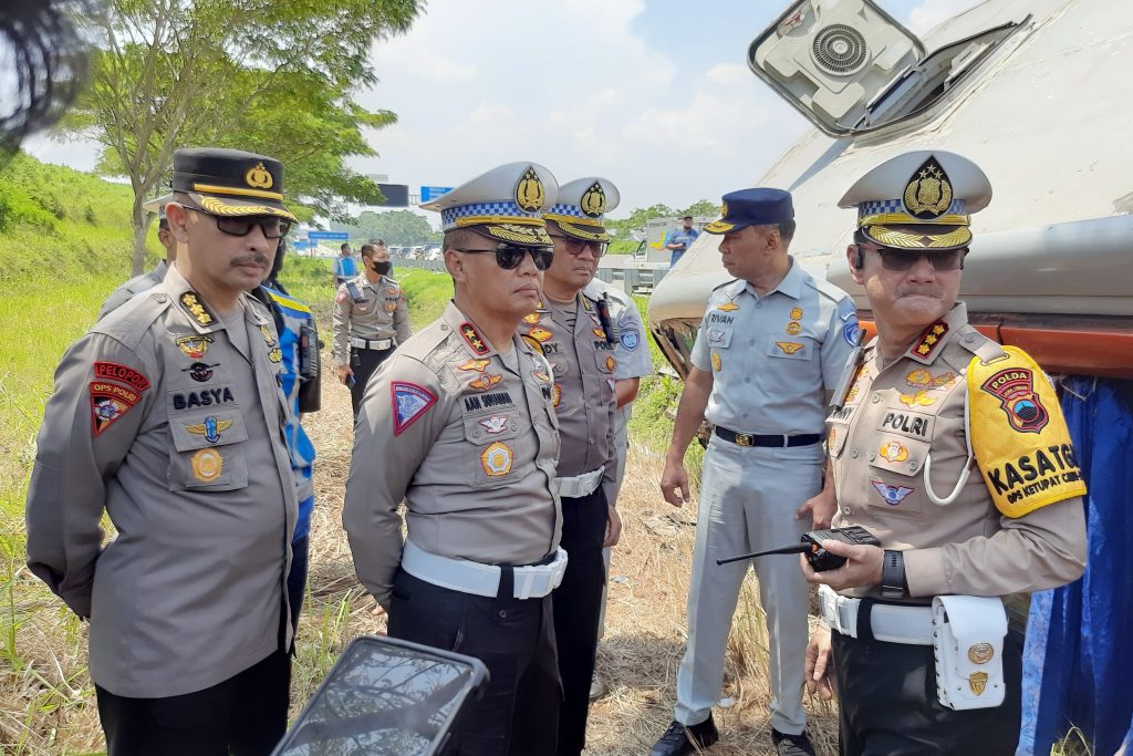 Kakorlantas Cek Lokasi Kecelakaan Bus Km 370 Tol Batang Semarang, 7