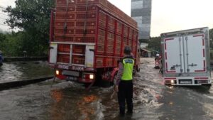 Pemudik Diimbau Lewat Jl Wolter Monginsidi Akibat Kaligawe Semarang Banjir