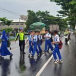 Kanit Lantas Polsek Kragan Sebrangkan Anak Anak Sekolah Saat Gelar Gaktur