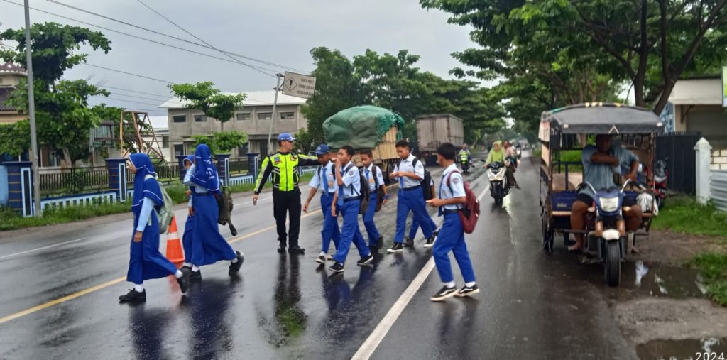 Kanit Lantas Polsek Kragan Sebrangkan Anak Anak Sekolah Saat Gelar Gaktur