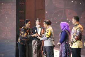 Kapolda Jateng Terima Penghargaan detikjateng-jogja Awards 2024