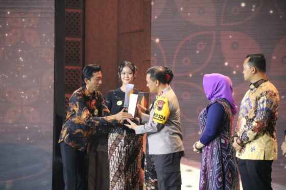 Kapolda Jateng Terima Penghargaan Detikjateng Jogja Awards 2024