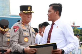 Kapolda Jatim Beri Penghargaan Kepada Kasat Resnarkoba Polresta Banyuwangi