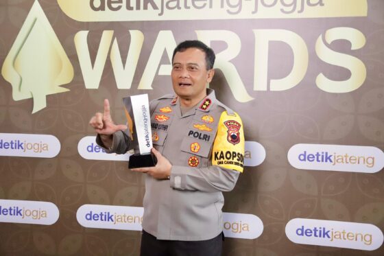 Kapolda Jawa Tengah Terima Penghargaan Detikjateng Jogja Awards 2024