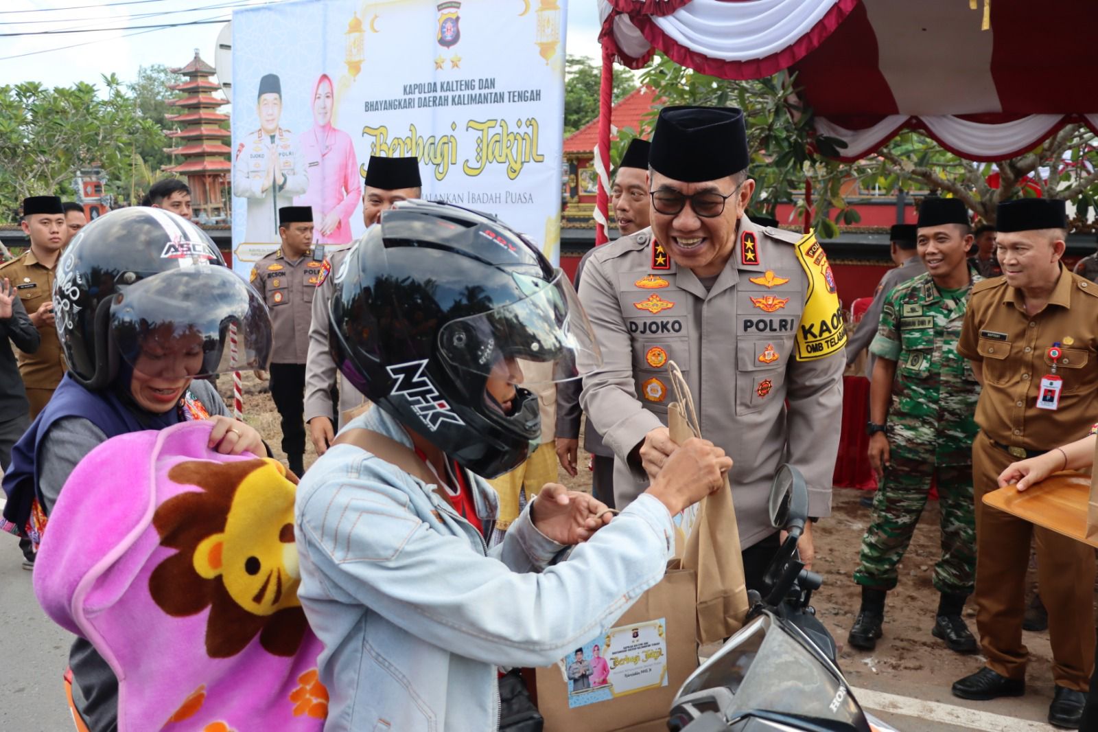 Kapolda Kalteng Bagi Ratusan Takjil Saat Safari Ramadan Di Polres