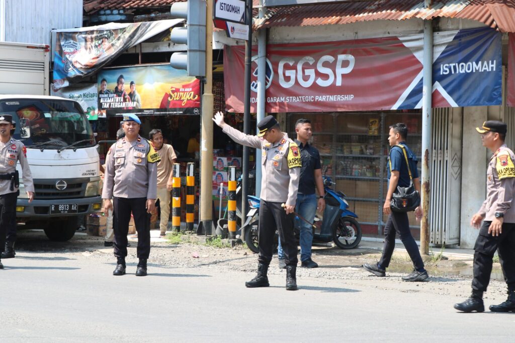 Kapolres Banjarnegara Terjun Langsung Atur Lalu Lintas Perlancar Arus Balik Jalur Tengah