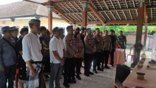 Kapolres Jembrana Beri Bingkisan Tokoh Masyarakat Batuagung Minggu Kasih