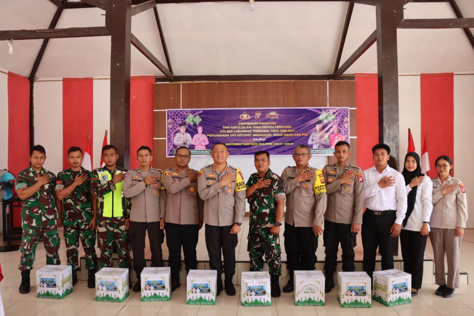 Kapolres Lamandau Berikan Bingkisan Kepada Personil Jelang Lebaran