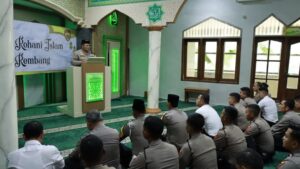 Kapolres Rembang Sampaikan Pesan pada Anggota saat Giat Binrohtal