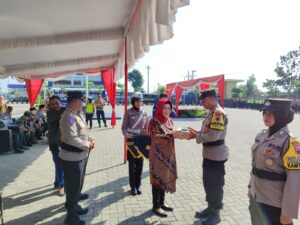 Kapolres Sukoharjo Serahkan 65 Unit Handphone Dinas Bhabinkamtibmas