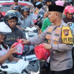 Kapolresta Pati Bersama Ketua Bhayangkari Berbagi 2500 Takjil Dan 200