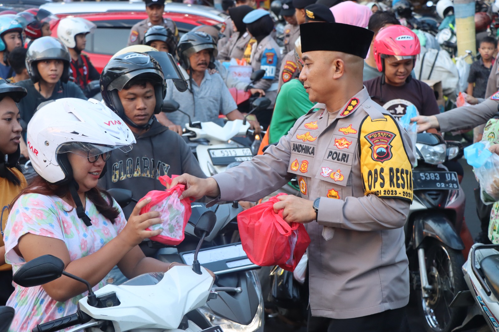 Kapolresta Pati Bersama Ketua Bhayangkari Berbagi 2500 Takjil Dan 200