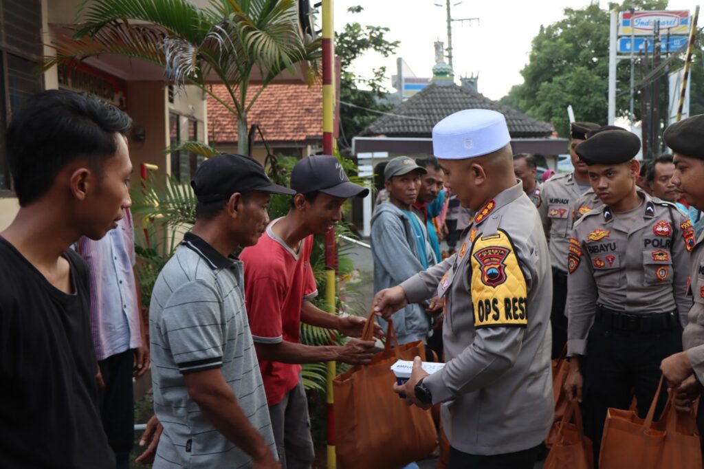 Kapolresta Pati Bagi Sembako pada Warga Margorejo Jelang Lebaran